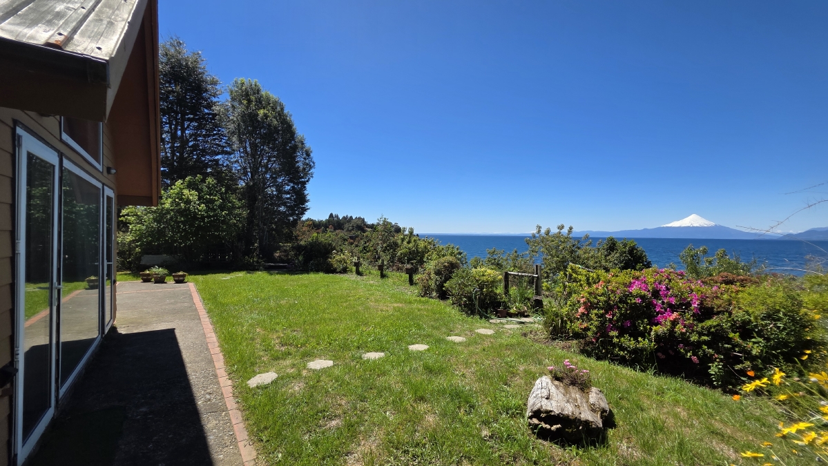 Casa vista al lago y orilla de lago Puerto Varas
